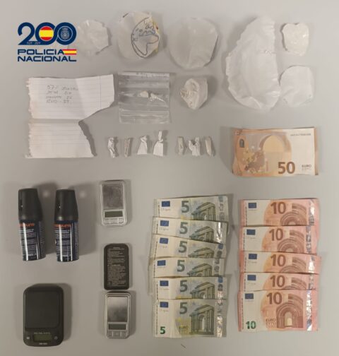 LA POLICÍA NACIONAL DESACTIVA UN PUNTO NEGRO DE VENTA DE DROGAS EN LA ZONA DE TRAVESÍA DE VIGO Y DETIENE A SUS DOS RESPONSABLES"