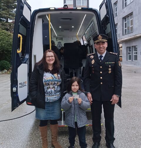 El vehículo VIDOC de la Policía Nacional con sede en Vigo para la expedición de documentación en el sur de la provincia, echó a andar esta semana en Cangas y Baiona