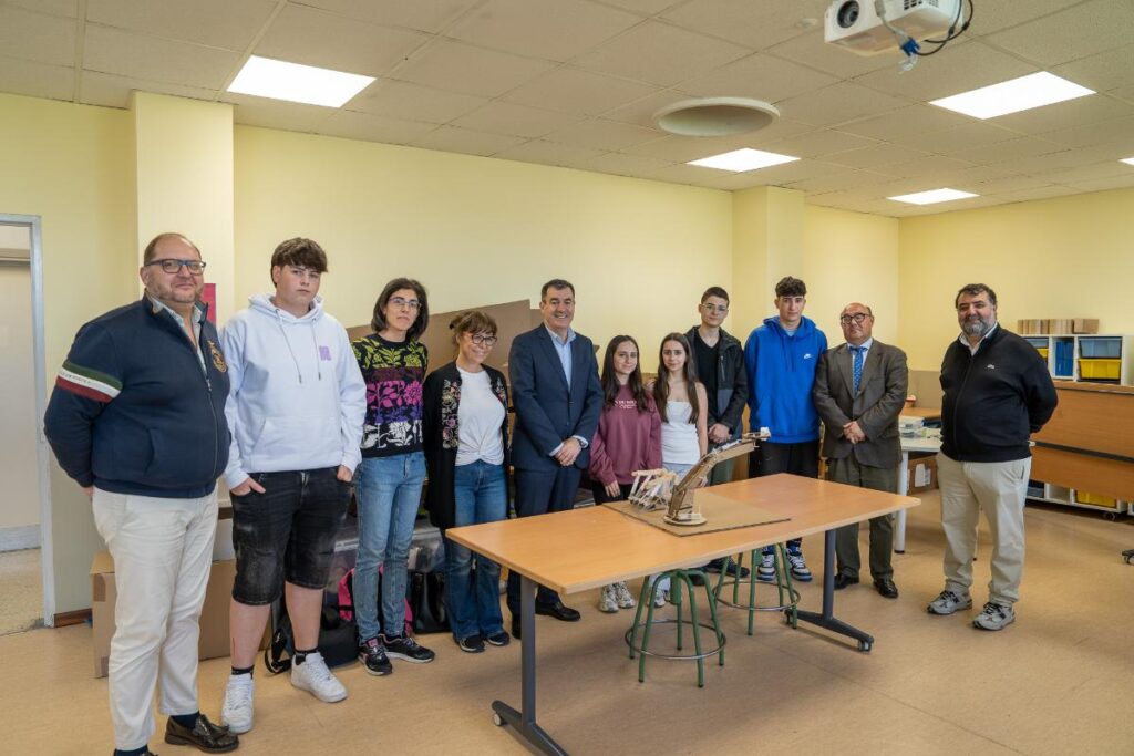 Román Rodríguez supervisa las obras de mejora en el Instituto República Oriental del Uruguay en Vigo, la ciudad donde más invierte la Xunta en educación