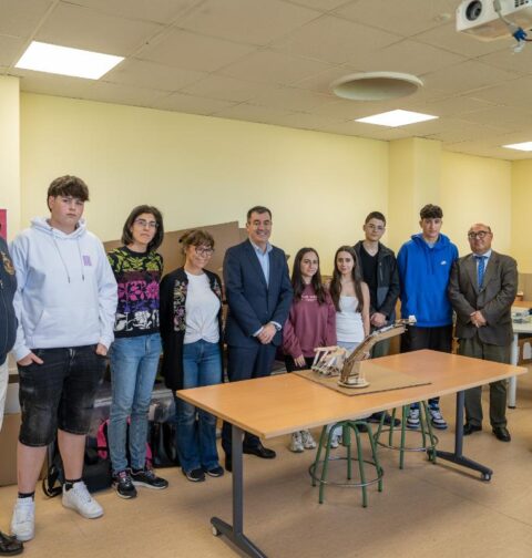 Román Rodríguez supervisa las obras de mejora en el Instituto República Oriental del Uruguay en Vigo, la ciudad donde más invierte la Xunta en educación