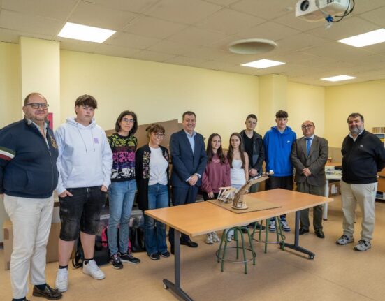Román Rodríguez supervisa las obras de mejora en el Instituto República Oriental del Uruguay en Vigo, la ciudad donde más invierte la Xunta en educación