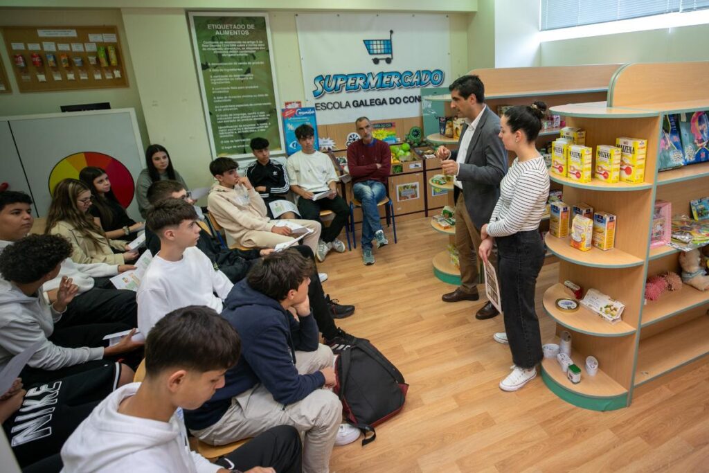 La Xunta recibe al alumnado del IES Coruxo de Vigo en el Instituto Gallego del Consumo y de la Competencia en una visita enmarcada en la Semana del Gobierno Abierto