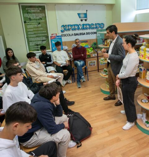 La Xunta recibe al alumnado del IES Coruxo de Vigo en el Instituto Gallego del Consumo y de la Competencia en una visita enmarcada en la Semana del Gobierno Abierto