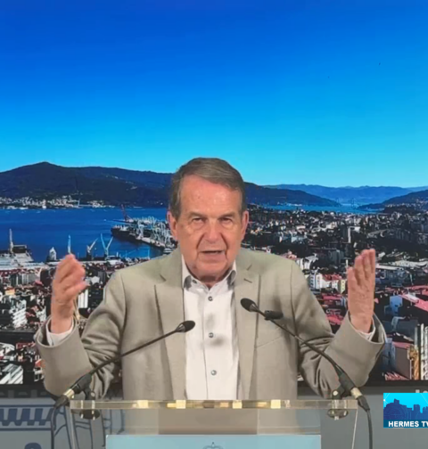 Caballero "celebra" su derrota en las elecciones de 2007 en las que necesitó el apoyo del BNG para ser alcalde
