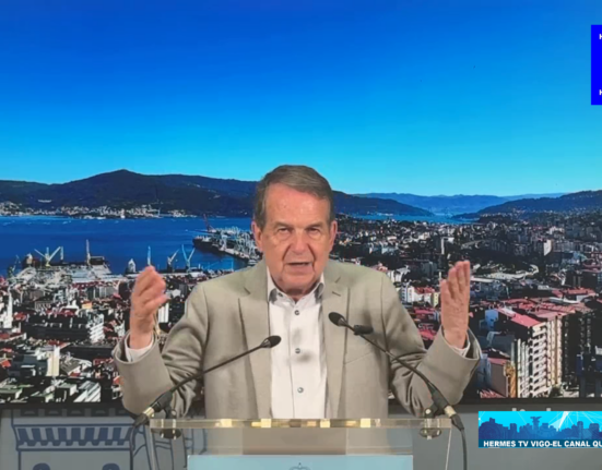 Caballero "celebra" su derrota en las elecciones de 2007 en las que necesitó el apoyo del BNG para ser alcalde