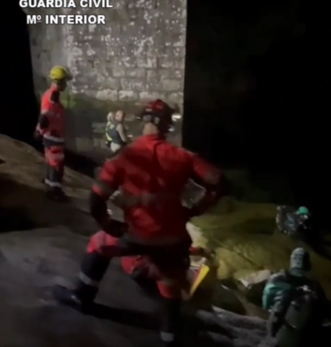 ecuperan el cuerpo del joven desaparecido tras saltar desde el puente medieval de Romariz, en Soutomaior