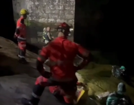 ecuperan el cuerpo del joven desaparecido tras saltar desde el puente medieval de Romariz, en Soutomaior