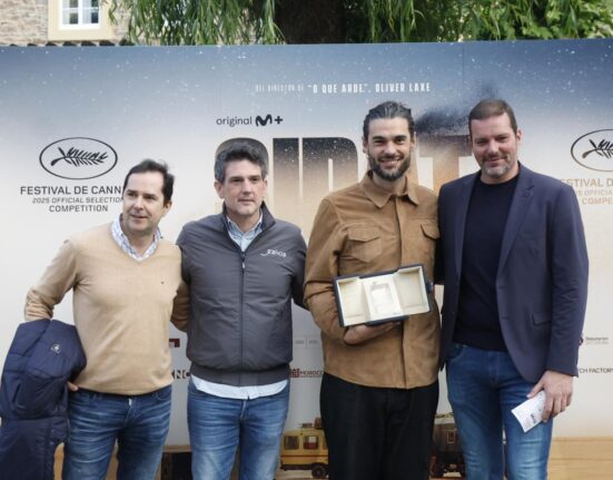 López Campos felicita al director Oliver Laxe por su triunfo en el Festival de Cannes