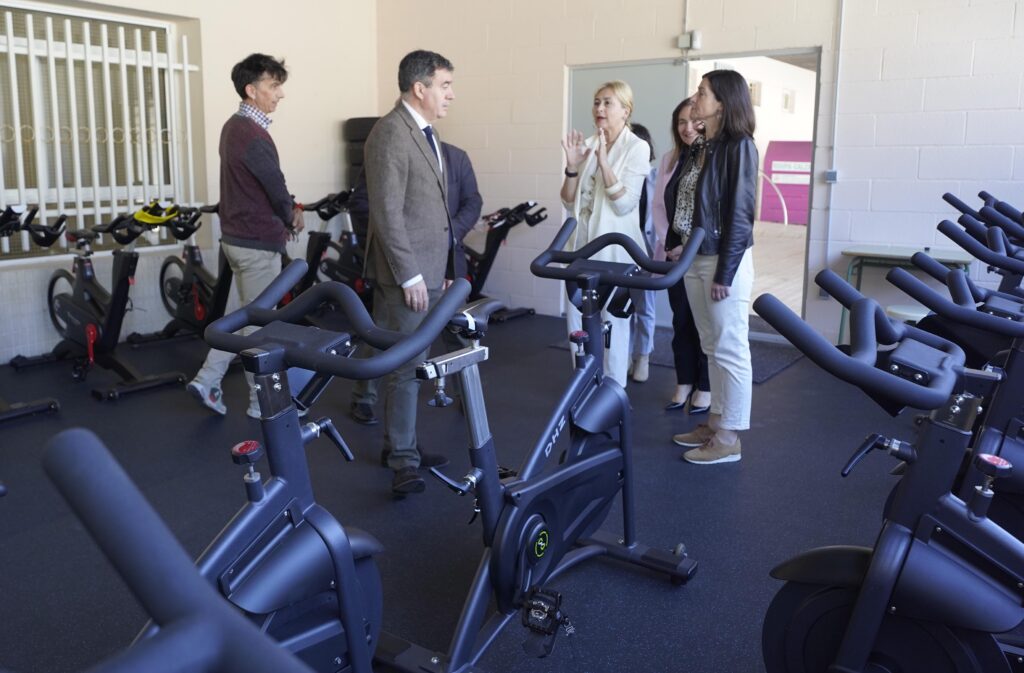 El conselleiro de Educación, Ciencia, Universidades e FP, Román Rodríguez, acompañado por la delegada territorial de la Xunta en Vigo, Ana Ortiz, visitó hoy el Instituto IES A Guía, en Vigo, donde comprobó el resultado de las obras realizadas por su departamento para mejorar los espacios del centro. En concreto se reformó el área destinado a impartir el ciclo superior de Formación Profesional de Acondicionamiento Físico, en el que se duplicó la demanda. Tal y como explicó el conselleiro, se dotó el instituto de dos nuevas aulas polivalentes. Además, se habilitaron vestuarios, de los que carecía el centro, destinados a cubrir las necesidades de los alumnos y permitir que la actividad docente pueda desarrollarse en las mejores condiciones. El importe de la reforma ascendió la cerca de 50.000€. Román Rodríguez recordó que, en el marco del Plan de nova arquitectura pedagóxica, "la Xunta está invirtiendo casi 30 M€ en la mejora de las instalaciones de los colegios e institutos de Vigo". "De hecho, este mes de mayo vamos a comenzar el cambio de cubierta y rehabilitación del CIFP Valentín Paz Andrade, una obra de casi 2 M€", detalló. En el caso del CIFP Manuel Antonio, con una obra prevista muy similar por más de 1,6 M€, la actuación está ya adjudicada, a la espera de que el Ayuntamiento de Vigo conceda la licencia municipal. A mayores, está en licitación la reforma de las cubiertas del Instituto IES Politécnico de Vigo, por más de 250.000€. Nuevo instituto en Navia Román Rodríguez señaló, igualmente, que la Consellería de Educación, Ciencia, Universidades e FP continúa trabajando en el proyecto de ejecución para poder licitar y comenzar la obra de construcción del nuevo instituto IES Domingo Villar, en Navia, en este año 2025, con un presupuesto superior a los 19 M€. Este centro es el primer instituto de Galicia diseñado siguiendo los parámetros académicos, tecnológicos y de sostenibilidad recogidos en el Plan de nova arquitectura pedagóxica. Tendrá capacidad para alrededor de unos 700 alumnos de ESO y Bachillerato y ocupará una superficie total de cerca de 8.200 m², divididos en edificio principal de aulario, edificio de gimnasio y otros espacios complementarios.