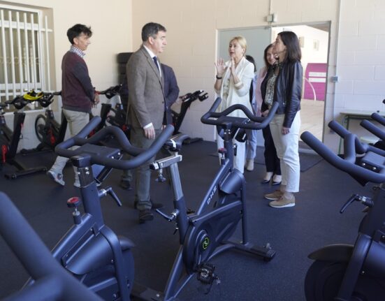 El conselleiro de Educación, Ciencia, Universidades e FP, Román Rodríguez, acompañado por la delegada territorial de la Xunta en Vigo, Ana Ortiz, visitó hoy el Instituto IES A Guía, en Vigo, donde comprobó el resultado de las obras realizadas por su departamento para mejorar los espacios del centro. En concreto se reformó el área destinado a impartir el ciclo superior de Formación Profesional de Acondicionamiento Físico, en el que se duplicó la demanda. Tal y como explicó el conselleiro, se dotó el instituto de dos nuevas aulas polivalentes. Además, se habilitaron vestuarios, de los que carecía el centro, destinados a cubrir las necesidades de los alumnos y permitir que la actividad docente pueda desarrollarse en las mejores condiciones. El importe de la reforma ascendió la cerca de 50.000€. Román Rodríguez recordó que, en el marco del Plan de nova arquitectura pedagóxica, "la Xunta está invirtiendo casi 30 M€ en la mejora de las instalaciones de los colegios e institutos de Vigo". "De hecho, este mes de mayo vamos a comenzar el cambio de cubierta y rehabilitación del CIFP Valentín Paz Andrade, una obra de casi 2 M€", detalló. En el caso del CIFP Manuel Antonio, con una obra prevista muy similar por más de 1,6 M€, la actuación está ya adjudicada, a la espera de que el Ayuntamiento de Vigo conceda la licencia municipal. A mayores, está en licitación la reforma de las cubiertas del Instituto IES Politécnico de Vigo, por más de 250.000€. Nuevo instituto en Navia Román Rodríguez señaló, igualmente, que la Consellería de Educación, Ciencia, Universidades e FP continúa trabajando en el proyecto de ejecución para poder licitar y comenzar la obra de construcción del nuevo instituto IES Domingo Villar, en Navia, en este año 2025, con un presupuesto superior a los 19 M€. Este centro es el primer instituto de Galicia diseñado siguiendo los parámetros académicos, tecnológicos y de sostenibilidad recogidos en el Plan de nova arquitectura pedagóxica. Tendrá capacidad para alrededor de unos 700 alumnos de ESO y Bachillerato y ocupará una superficie total de cerca de 8.200 m², divididos en edificio principal de aulario, edificio de gimnasio y otros espacios complementarios.