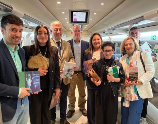 La Xunta y Renfe festejan las Letras Galegas en los trenes y estaciones de ferrocarriles