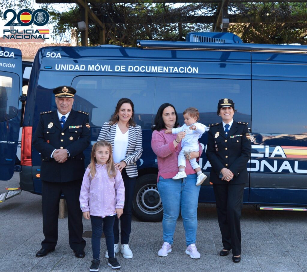El vehículo VIDOC de la Policía Nacional con sede en Vigo se estrenó esta semana en las restantes poblaciones del sur de la provincia