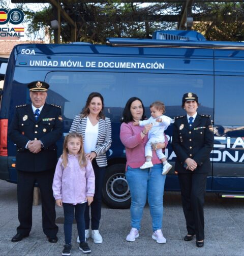 El vehículo VIDOC de la Policía Nacional con sede en Vigo se estrenó esta semana en las restantes poblaciones del sur de la provincia