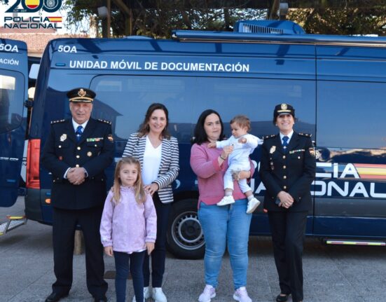 El vehículo VIDOC de la Policía Nacional con sede en Vigo se estrenó esta semana en las restantes poblaciones del sur de la provincia