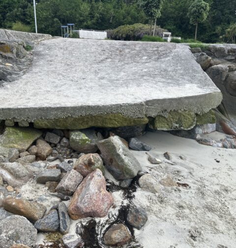 La A.V. de Teis, denuncia deficiencias en la playa A Punta, a un mes del comienzo del verano