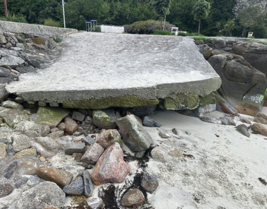 La A.V. de Teis, denuncia deficiencias en la playa A Punta, a un mes del comienzo del verano