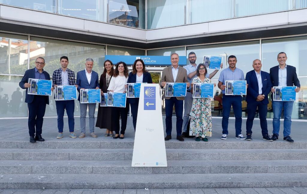 Los delegados territoriales de la Xunta de Galicia en Vigo y Pontevedra, Ana Ortiz y Agustín Reguera, acompañados por la alcaldesa de Oia, Cristina Lorenzo, y la concejala de Turismo de Baiona, Sheila González, anunciaron este lunes la convocatoria de la segunda edición de la Etapa Popular Camino de la Costa, una iniciativa que se celebrará el próximo domingo, 22 de junio, con un recorrido por el tramo de la peregrinación xacobea que une Oia y Baiona. "Los datos avalan el éxito del recorrido que nace en Portugal y en los últimos meses reflejan que es la ruta xacobea que más crece con multitud de peregrinos optando por el Camino de la Costa", señaló Ortiz. Por su parte, Reguera incidió en que "se trata del camino que experimentó un mayor incremento y tenemos que seguir fomentando la llegada de caminantes". Cristina Correa y Sheila González explicaron los lugares por lo que pasa el trazado. "Es sin duda una de las zonas más bonitas y los datos estadísticos son extraordinarios", señaló la alcaldesa. La concejala de Baiona añadió que "el turismo, el deporte y la vida saludable se unen en el camino". Acompañados por representantes de comerciantes, hosteleros y asociaciones, los delegados explicaron que en este 2025 ya fueron casi 35.000 los peregrinos que recogieron su Compostela tras realizar la ruta que pasa por Vigo, un 19 por ciento más que en el mismo periodo de 2024. Única ciudad de Europa sin señalización La delegada recordó que actualmente Vigo es la única ciudad de Europa que no ha señalizado el Camino de Santiago. "No entendemos la negativa del alcalde de Vigo a señalizar el paso de la ruta después de comprometerse con el presidente Rueda en la reunión que tuvieron hace ahora un año", añadió. La Xunta de Galicia en Vigo organiza esta actividad con la colaboración de la Dirección General de Turismo. Para participar hay que registrarse llamando al número de teléfono 986 81 77 97, desde hoy hasta el próximo jueves 19 como tope. El punto de encuentro el día 22 de junio será en la fachada de la Delegación Territorial a las 07:30 horas. Desde aquí se realizará el traslado en bus de todos los participantes hasta al monasterio de Santa María de Oia, donde estará el punto de salida a las 09:00 horas. La llegada está prevista a partir de las 13:00 horas en la Oficia de Turismo de Baiona. En la iniciativa colaboran la Federación Provincial de Comerciantes, la Federación Empresarial de Turismo y Hostelería de Pontevedra, Biscuits Galicia, Vodea, Coca-Cola y Gadis.
