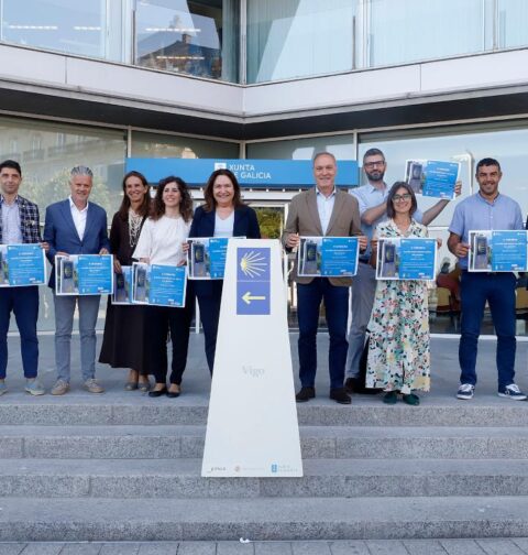 Los delegados territoriales de la Xunta de Galicia en Vigo y Pontevedra, Ana Ortiz y Agustín Reguera, acompañados por la alcaldesa de Oia, Cristina Lorenzo, y la concejala de Turismo de Baiona, Sheila González, anunciaron este lunes la convocatoria de la segunda edición de la Etapa Popular Camino de la Costa, una iniciativa que se celebrará el próximo domingo, 22 de junio, con un recorrido por el tramo de la peregrinación xacobea que une Oia y Baiona. "Los datos avalan el éxito del recorrido que nace en Portugal y en los últimos meses reflejan que es la ruta xacobea que más crece con multitud de peregrinos optando por el Camino de la Costa", señaló Ortiz. Por su parte, Reguera incidió en que "se trata del camino que experimentó un mayor incremento y tenemos que seguir fomentando la llegada de caminantes". Cristina Correa y Sheila González explicaron los lugares por lo que pasa el trazado. "Es sin duda una de las zonas más bonitas y los datos estadísticos son extraordinarios", señaló la alcaldesa. La concejala de Baiona añadió que "el turismo, el deporte y la vida saludable se unen en el camino". Acompañados por representantes de comerciantes, hosteleros y asociaciones, los delegados explicaron que en este 2025 ya fueron casi 35.000 los peregrinos que recogieron su Compostela tras realizar la ruta que pasa por Vigo, un 19 por ciento más que en el mismo periodo de 2024. Única ciudad de Europa sin señalización La delegada recordó que actualmente Vigo es la única ciudad de Europa que no ha señalizado el Camino de Santiago. "No entendemos la negativa del alcalde de Vigo a señalizar el paso de la ruta después de comprometerse con el presidente Rueda en la reunión que tuvieron hace ahora un año", añadió. La Xunta de Galicia en Vigo organiza esta actividad con la colaboración de la Dirección General de Turismo. Para participar hay que registrarse llamando al número de teléfono 986 81 77 97, desde hoy hasta el próximo jueves 19 como tope. El punto de encuentro el día 22 de junio será en la fachada de la Delegación Territorial a las 07:30 horas. Desde aquí se realizará el traslado en bus de todos los participantes hasta al monasterio de Santa María de Oia, donde estará el punto de salida a las 09:00 horas. La llegada está prevista a partir de las 13:00 horas en la Oficia de Turismo de Baiona. En la iniciativa colaboran la Federación Provincial de Comerciantes, la Federación Empresarial de Turismo y Hostelería de Pontevedra, Biscuits Galicia, Vodea, Coca-Cola y Gadis.