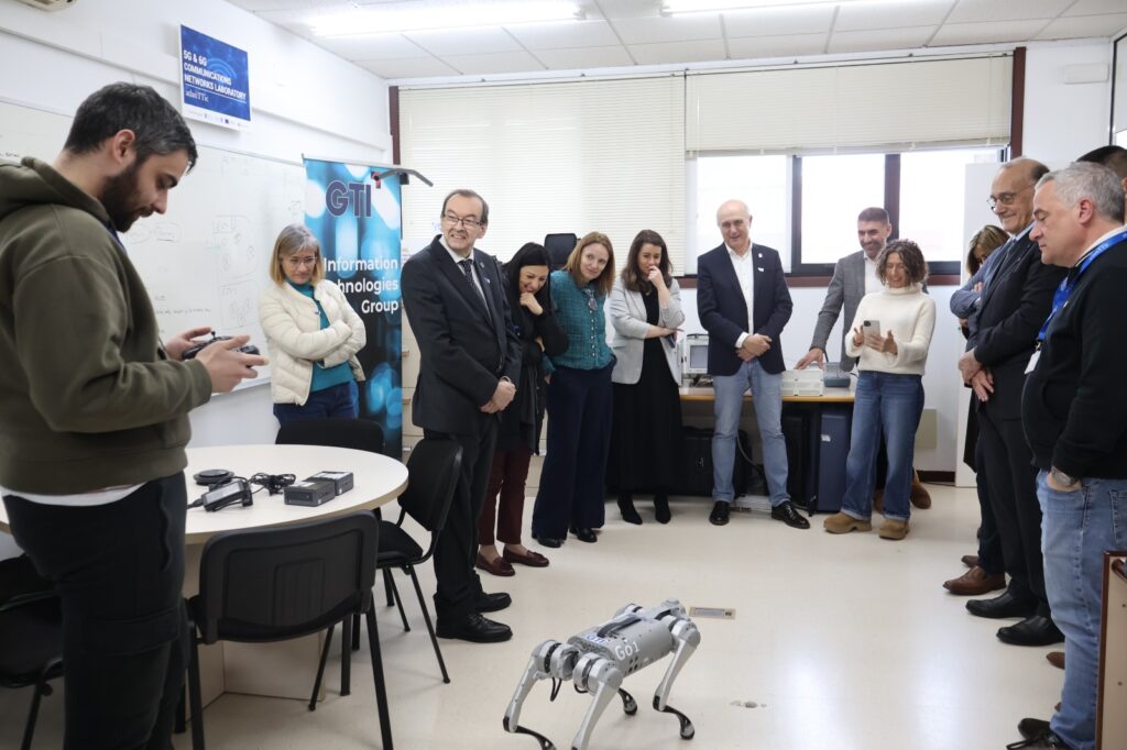 O secretario xeral de Universidades, José Alberto Díez, a directora da Axencia Galega de Innovación, Carmen Cotelo, e o reitor da
Universidade de Vigo (UVigo), Manuel Reigosa, visitaron o Centro de investigación de Tecnoloxías de Telecomunicación,
AtlanTTi
