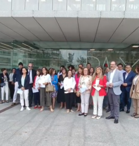 Magistrados y fiscales de Vigo se concentraron ante la Ciudad de la Justicia para mostrar su repulsa a la reformas que prepara el Gobierno
