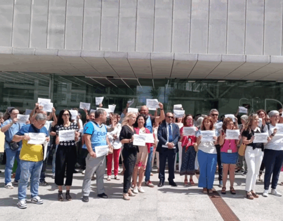 Los funcionarios se concentran en la ciudad de la Justicia de Vigo  para pedir que no se pierda el Juzgado de Instrucción 8 y se cree a mayores otro de Violencia de Género