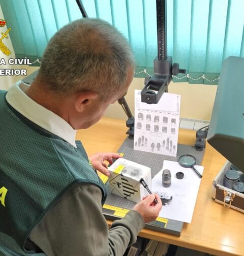 La Guardia Civil de Sanxenxo investiga a un varón como presunto autor de dos robos con fuerza en Sanxenxo cometidos en 2022.