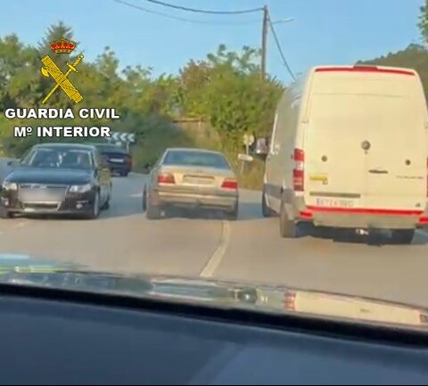 Una patrulla del Destacamento de la Guardia Civil de Tráfico de Pontevedra durante labores de vigilancia del tráfico, procede a dar el alto a un vehículo. El conductor, acelera de manera drástica y se da a la fuga, a gran velocidad, teniendo que sortear dos vehículos en sentido contrario y varios peatones que circulaban por el vial. Se llevan a cabo varios kilómetros de seguimiento, todo en trayectos de carretera de las inmediaciones de Pontevedra, al vehículo que circula a gran velocidad tomando curvas sin visibilidad por el sentido contrario, incluso en los cruces, y haciendo caso omiso a toda señalización existente. En múltiples ocasiones invade el sentido contrario obligando a otros usuarios a detener sus vehículos para no colisionar frontalmente, y poniendo en grave peligro la vida de diversos transeúntes, entre los que se encontraban menores y personas de avanzada edad. La Guardia Civil logra finalmente interceptarlo y detener a una de los ocupantes, una mujer con domicilio en Pontevedra, de 28 años, y con antecedentes policiales la cual agrede físicamente a uno de los agentes en el momento de la detención. Los hechos se corresponden con la presunta comisión de varios delitos, conducción temeraria, atentado, resistencia y desobediencia grave a los agentes de la autoridad y hurto de uso de vehículo a motor, además de existir una requisitoria en vigor de búsqueda, detención y personación en el Juzgado de lo Penal nº 3 de la localidad de Vigo. Todo este tipo de acciones delictivas están tipificadas en el código Penal, resaltando que el Delito de Conducción Temeraria “Conducir un vehículo a motor con temeridad manifiesta, arriesgada e imprudente y poniendo en concreto peligro la vida o la integridad de las personas” está castigado con penas de prisión de seis meses a dos años y privación del derecho de conducir vehículos a motor y ciclomotores por tiempo superior a uno y hasta seis años. Estas penas serán agravadas si la acción delictiva muestra un manifiesto desprecio por la vida de los demás, lo cual tendría unas penas de prisión de 2 a 5 años y privación del derecho de conducir vehículos a motor y ciclomotores por un tiempo de seis a diez años. El delito de atentado a los agentes de la autoridad: “Acción de agredir, con intimidación grave o violencia y oponer resistencia grave a los agentes de la autoridad” será castigado con penas de hasta uno a cuatro años de prisión y multa de 3 a 6 meses. Además, el delito de resistencia y desobediencia grave a los agentes de la autoridad con penas de 3 meses a 1 año de prisión. El GIAT del Subsector de Tráfico se hace cargo de la investigación al no haber sido todavía detenido el conductor. La detenida, junto con las diligencias iniciales pasó a disposición del Juzgado de Guardia de Pontevedra.