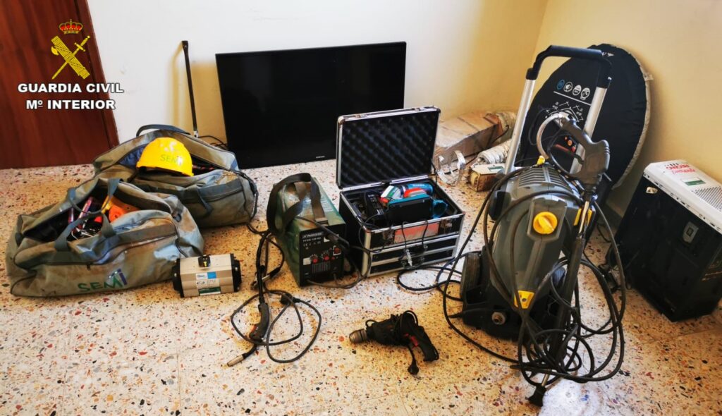 La Guardia Civil de Pontevedra detiene a un varón como presunto autor de un delito de robo con fuerza en las cosas y dos delitos por robo y uso de vehículo