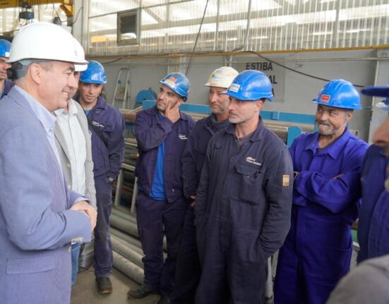 El conselleiro de Educación visita los Astilleros Armon, en Vigo, que participan en este proceso