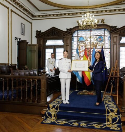 El presidente de la Xunta, Alfonso Rueda, participa en el acto de entrega del título de hija adoptiva de Marín a S.A.R. la Princesa de Asturias