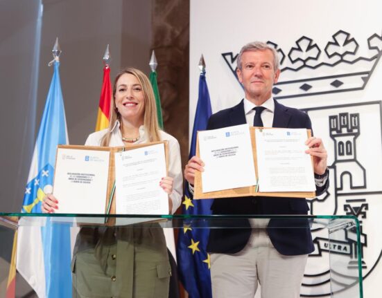 El presidente de la Xunta mantiene un encuentro institucional con la titular del Gobierno extremeño, María Guardiola