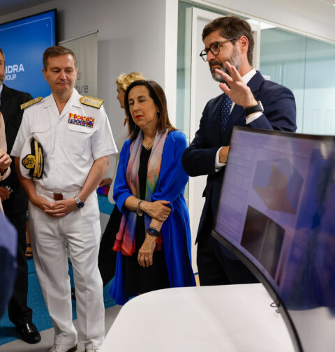 Robles visita el Centro Tecnológico de Indra en Vigo que impulsa el empleo de calidad y la vertebración territorial