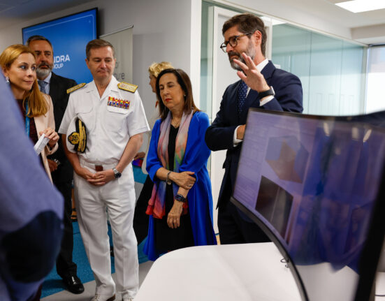 Robles visita el Centro Tecnológico de Indra en Vigo que impulsa el empleo de calidad y la vertebración territorial