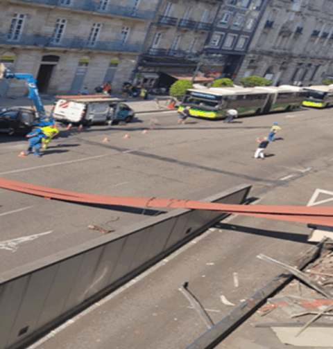 Se desprenden unas enormes vigas en la calle Policarpo Sanz de Vigo y destrozan una cornisa no sin haya que lamentar heridos