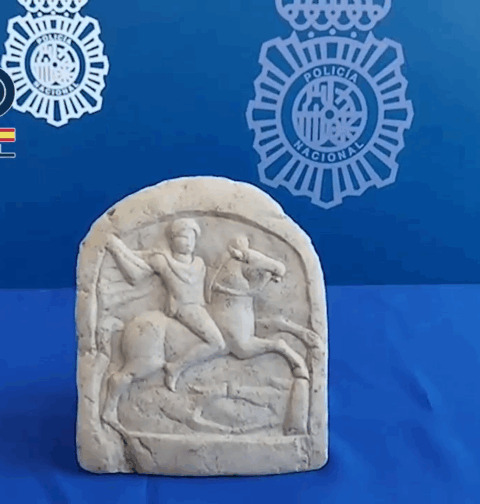 La Policía Nacional recupera una estela funeraria romana del siglo II d.c. robada en 1996 en  Bulgaria