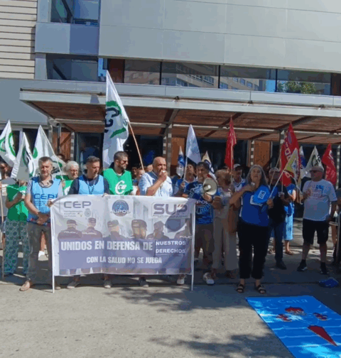 Los sindicatos JUPOL, SUP y CEP se manifiestan ante las insufribles temperaturas que tienen que soportar para poder trabajar dentro de la comisaría de Vigo