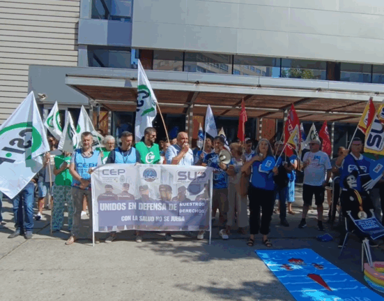 Los sindicatos JUPOL, SUP y CEP se manifiestan ante las insufribles temperaturas que tienen que soportar para poder trabajar dentro de la comisaría de Vigo