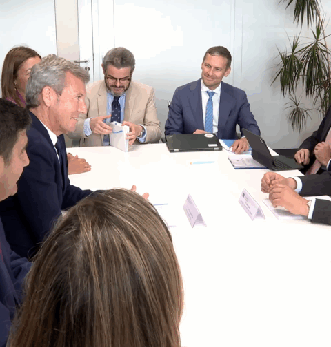 Rueda urge en Vigo al comisario de Pesca soluciones a los problemas de la flota palangrera