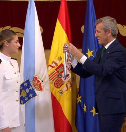 El presidente de la Xunta, Alfonso Rueda, entregó a la princesa de Asturias, Leonor la Medalla de Galicia. 