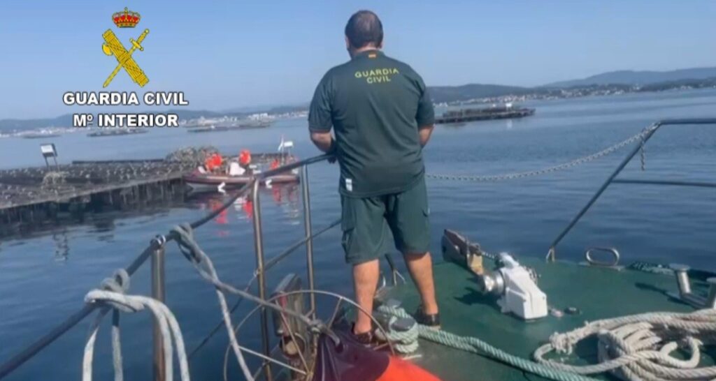 La Guardia Civil rescata a tres menores y al patrón de una embarcación en Boiro