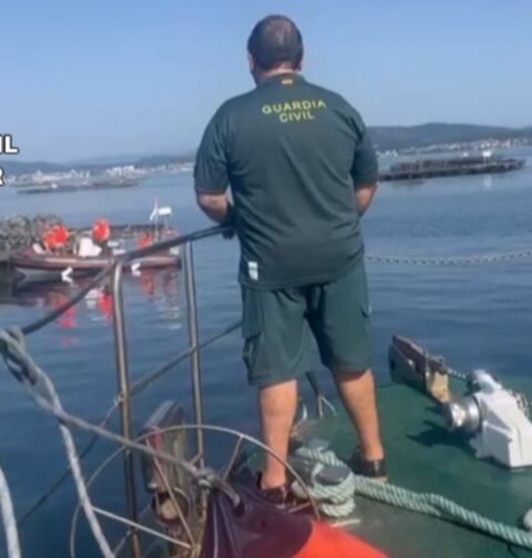 La Guardia Civil rescata a tres menores y al patrón de una embarcación en Boiro