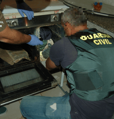 La Guardia Civil de Pontevedra desmantela una plantación de marihuana indoor y detiene al presunto autor de Caldas de Reis de la misma