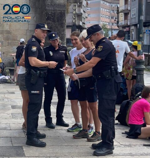 La Policía Nacional acompaña y protege a los peregrinos en su camino hacia Santiago de Compostela