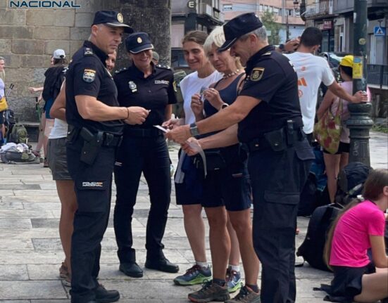 La Policía Nacional acompaña y protege a los peregrinos en su camino hacia Santiago de Compostela