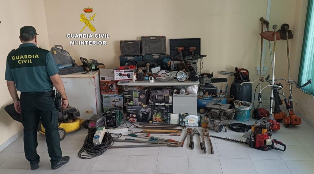 La Guardia Civil investiga a tres personas por un presunto delito de robo con fuerza en el campo de fútbol de Cambados