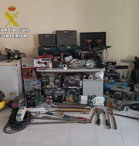 La Guardia Civil investiga a tres personas por un presunto delito de robo con fuerza en el campo de fútbol de Cambados