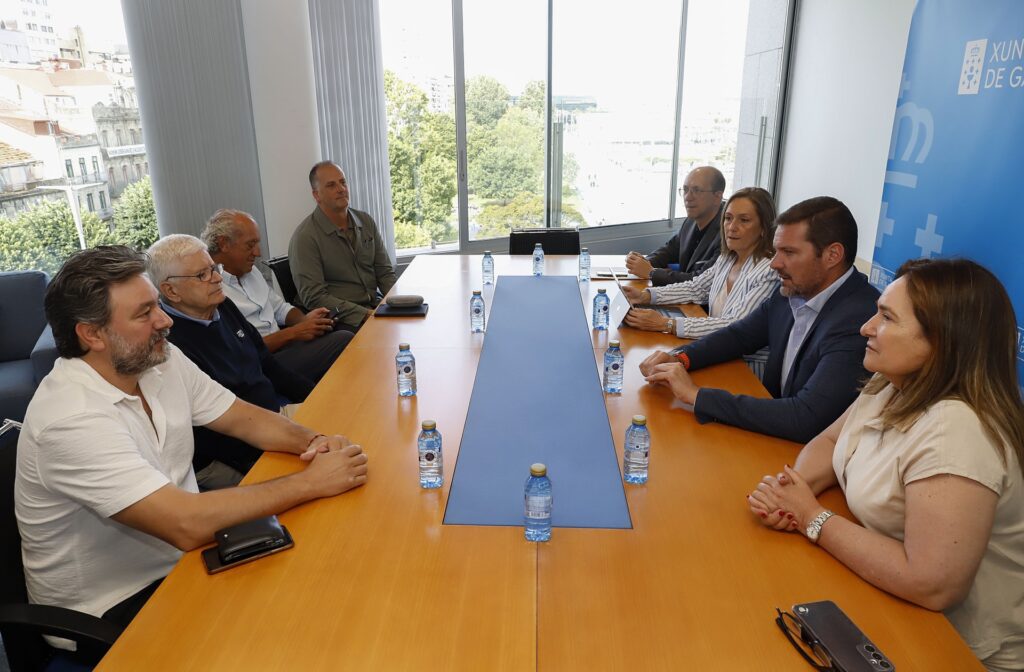 La Xunta abordan con el equipo de César Portela la futura obra del Teatro Cine Fraga