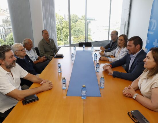 La Xunta abordan con el equipo de César Portela la futura obra del Teatro Cine Fraga