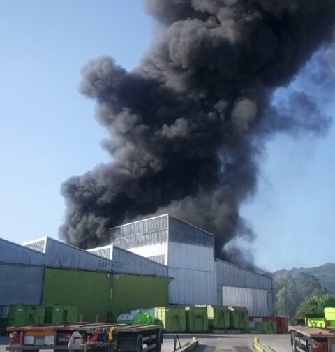 Arde material acumulado en un almacén de reciclaje en el Camiño do Caramuxo, en Navia Vigo