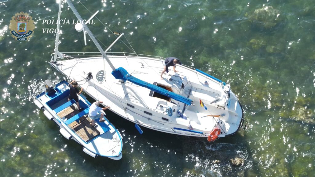 La Policía Local de Vigo rescata un velero a la deriva que encalla en las rocas de la playa de Canido